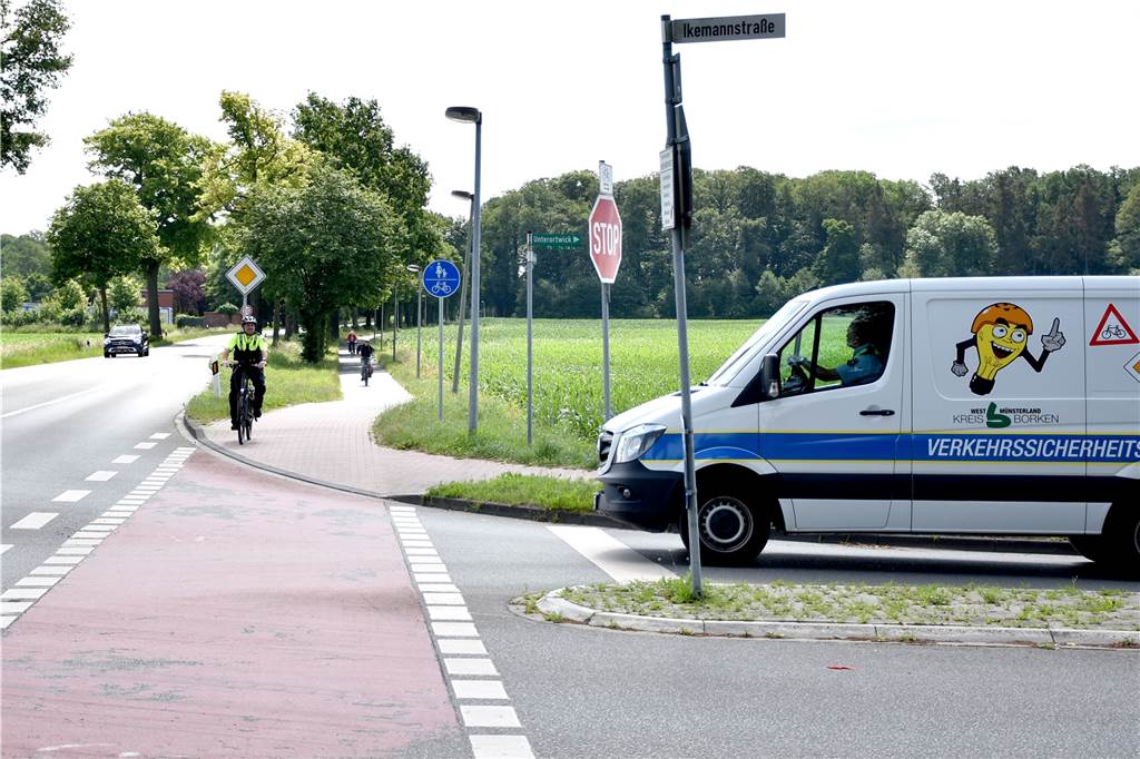 Die Einmündung der Ikemann- in die Wessumer Straße ist ein Unfallhäufungspunkt in Ahaus. Immer wieder kommen sich Rad- und Autofahrer dort in die Quere. Die Polizei rät dazu, defensiv zu fahren und immer mit Fehlern anderer Verkehrsteilnehmer zu rechnen.