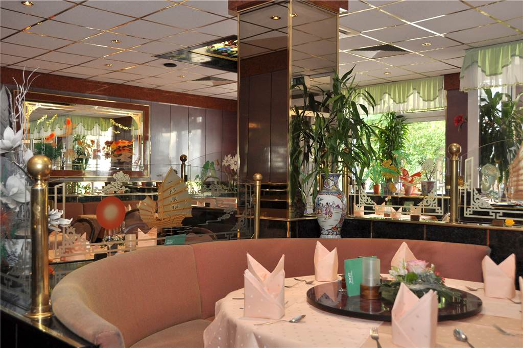 Das China-Restaurant Jade überzeugt mit knuspriger Ente, Erdnuss-Soßen und gebackenem Eis Die Einrichtung des China-Restaurants Jade ist klassisch und gepflegt. Viele Spiegelelemente vergrößern den Gastraum optisch.