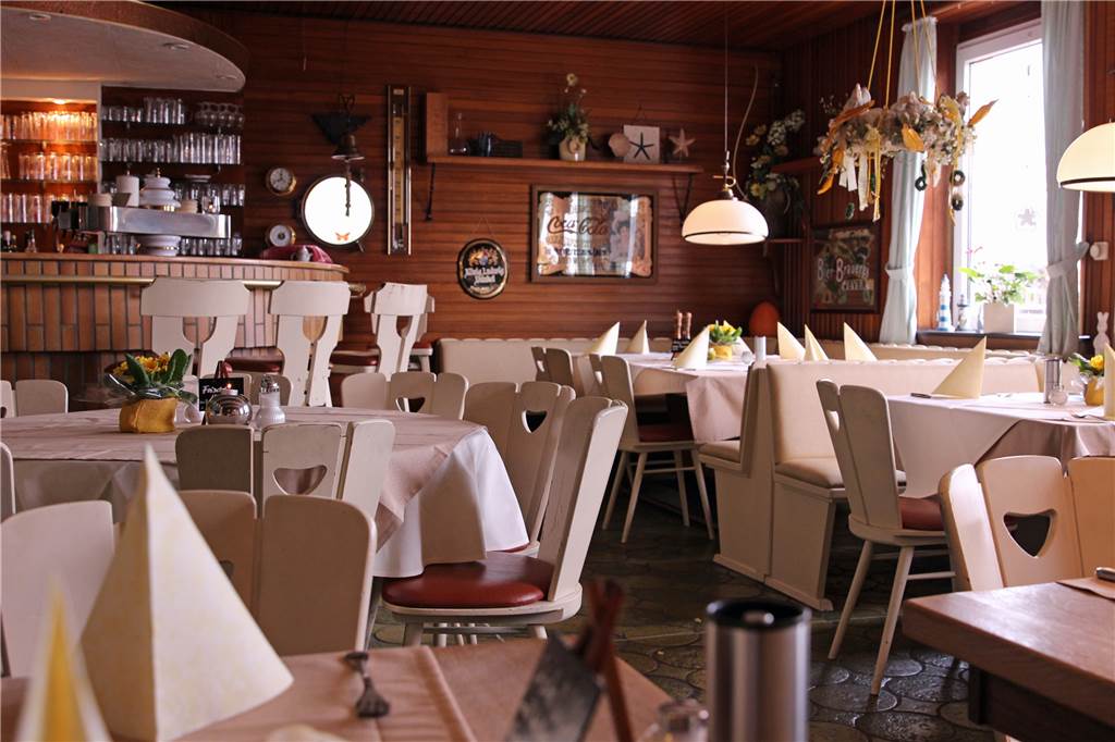 Im Restaurant Zum Yachthafen treffen sich Ausflügler im maritimen Flair Die Einrichtung im Restaurant „Zum Yachthafen“ ist passend zu Lage und Namen maritim.
