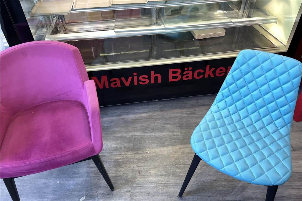 Murat Celik (44) eröffnet Backshop am Marktplatz in Lütgendortmund Die Stühle im türkischen Backshop sind pink und türkisfarben.