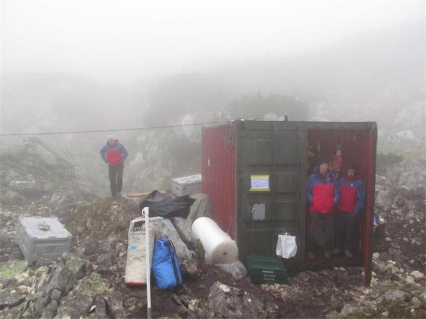 Schwierige Etappe mit verletztem Höhlenforscher Die Einsatzkräfte am Höhleneingang bauen die Infrastruktur für Rettungs- und Versorgungsteams im Berg weiter aus. Foto: Markus Leitner