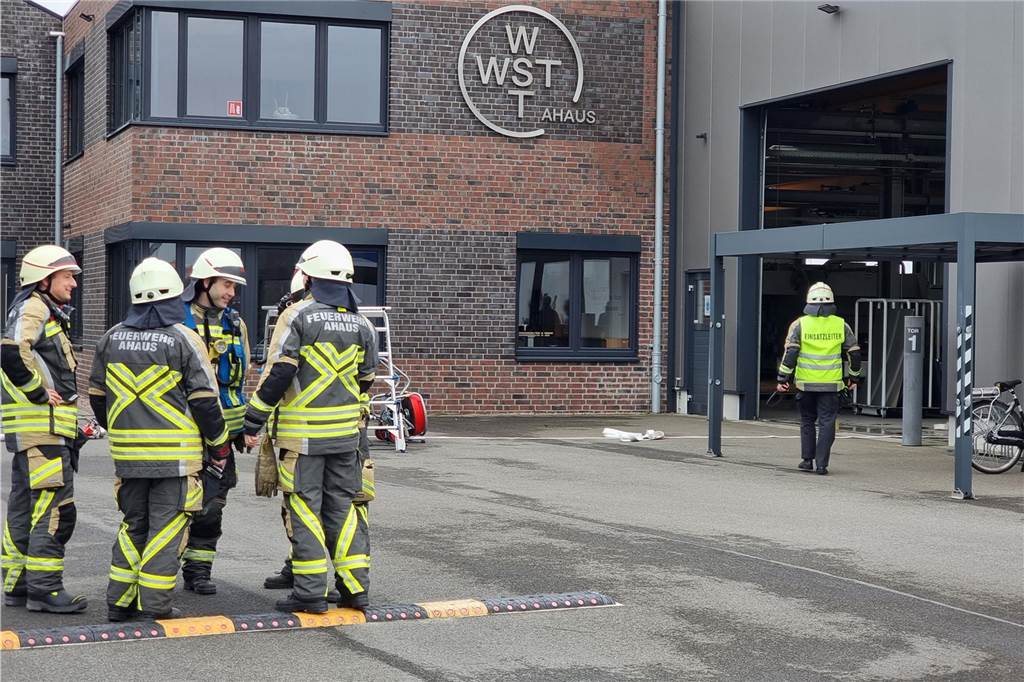 Rauchentwicklung in Firma: Ahauser Feuerwehr rückt in die Kruppstraße aus Die Einsatzkräfte der Feuer- und Rettungswache Ahaus sowie des Löschzuges Ahaus hatten schnell alles unter Kontrolle. Es entstand nach Angaben des Unternehmens nur ein kleiner Sachschaden.