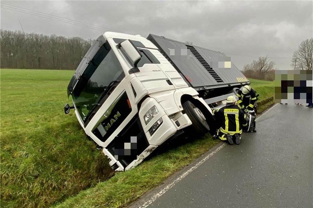 Unfall: Lkw landet im Graben - Straße mehrere Stunden lang gesperrt Die Einsatzkräfte der Feuerwehr Nordkirchen waren schnell vor Ort.