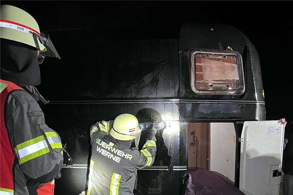 Unfall: Pferd muss eingeschläfert werden Einsatzkräfte der Feuerwehr Werne und ein Pferde-Anhänger.