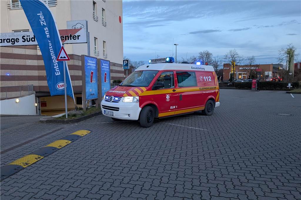 Dorstener Feuerwehr rückt aus: Großaufgebot am Seniorenzentrum Einsatzfahrzeug steht auf dem Tankstellengelände in Höhe der Einfahrt zur Tiefgarage des Südwallcenters.