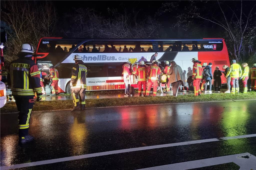 Nach Schnellbusunfall: Staatsanwaltschaft übernimmt Ermittlungen Ein verunfallter Bus