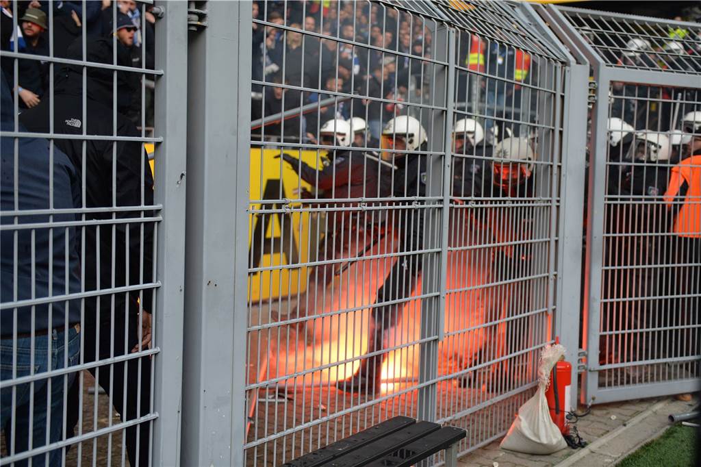 Polizei bewertet Einsatz als erfolgreich - Kritik von mehreren Seiten Die Einsatzkräfte der Polizei sind von den Ultras mit Pyrotechnik beworfen worden.