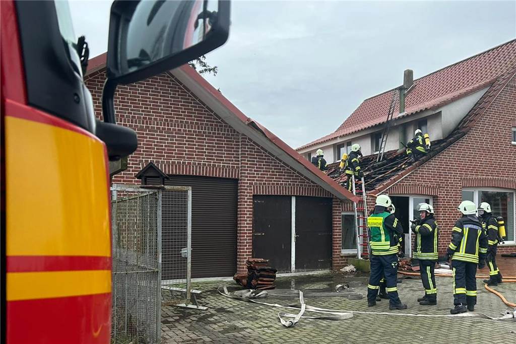 Löschzug Oeding rückt in den Ebbinghook aus: Dämmwolle unter Dach brannte Die Einsatzkräfte hatten das Feuer in dem Mehrparteienobjekt schnell unter Kontrolle.
