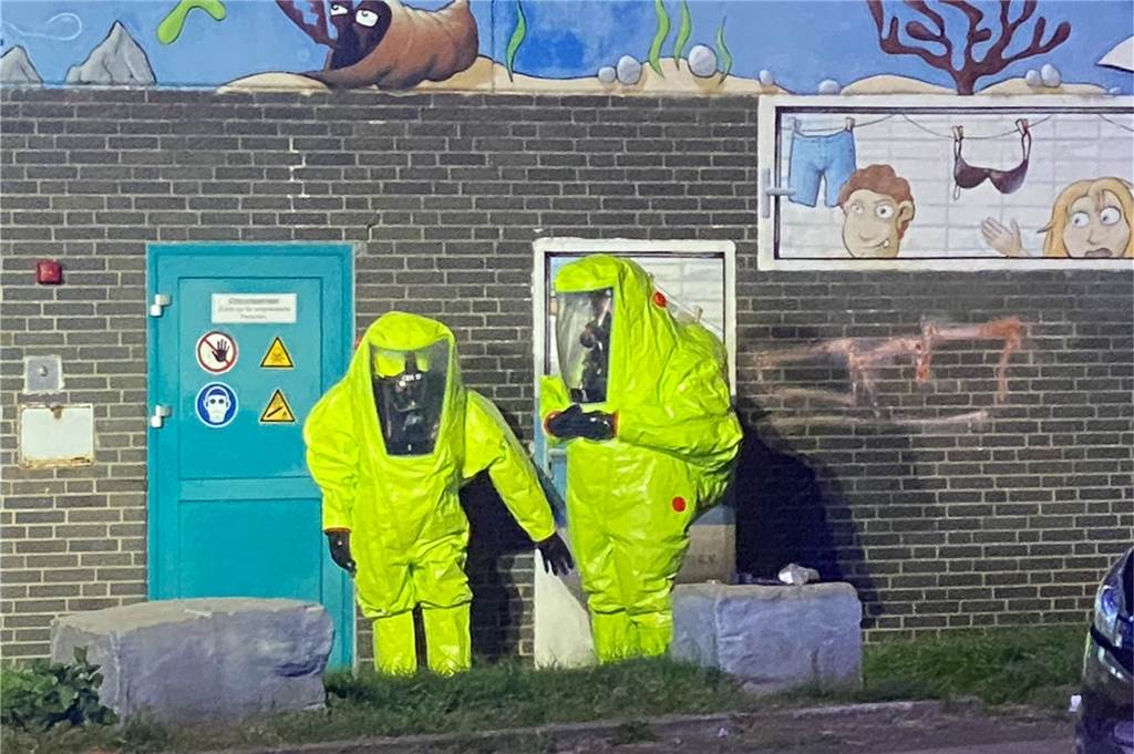 Giftiges Gas tritt am Freibad aus: Feuerwehr mit Schutzanzügen im Einsatz Die Einsatzkräfte in ihren Schutzanzügen am Parkbad Nord.