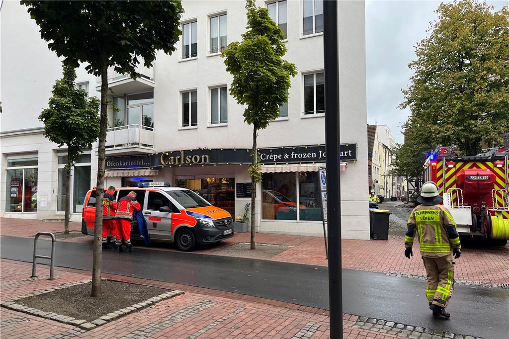 Feuerwehr rückt mit Großaufgebot mitten in die Lüner Innenstadt aus Die Einsatzkräfte standen an der Langen Straße mitten in Lünen.