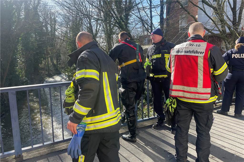 Tragischer Unfall: Mann stürzte vor den Augen der Enkelin in die Horne Die Einsatzkräfte suchten am Samstagvormittag auch im Bereich des Restaurants Hornemühle nach dem Vermissten. Dort ist das Flüsschen ein reißender Strom.