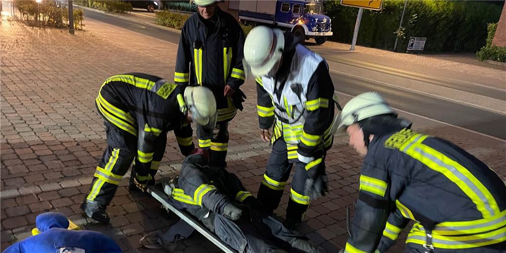 Vermisste und Verschüttete: Großübung von Feuerwehr und THW an Kreisstraße in Selm Die Einsatzkräfte übten die Rettung verletzter Menschen aus den beiden Häusern an der Selmer Kreisstraße - und das unter verschärften Bedingungen.