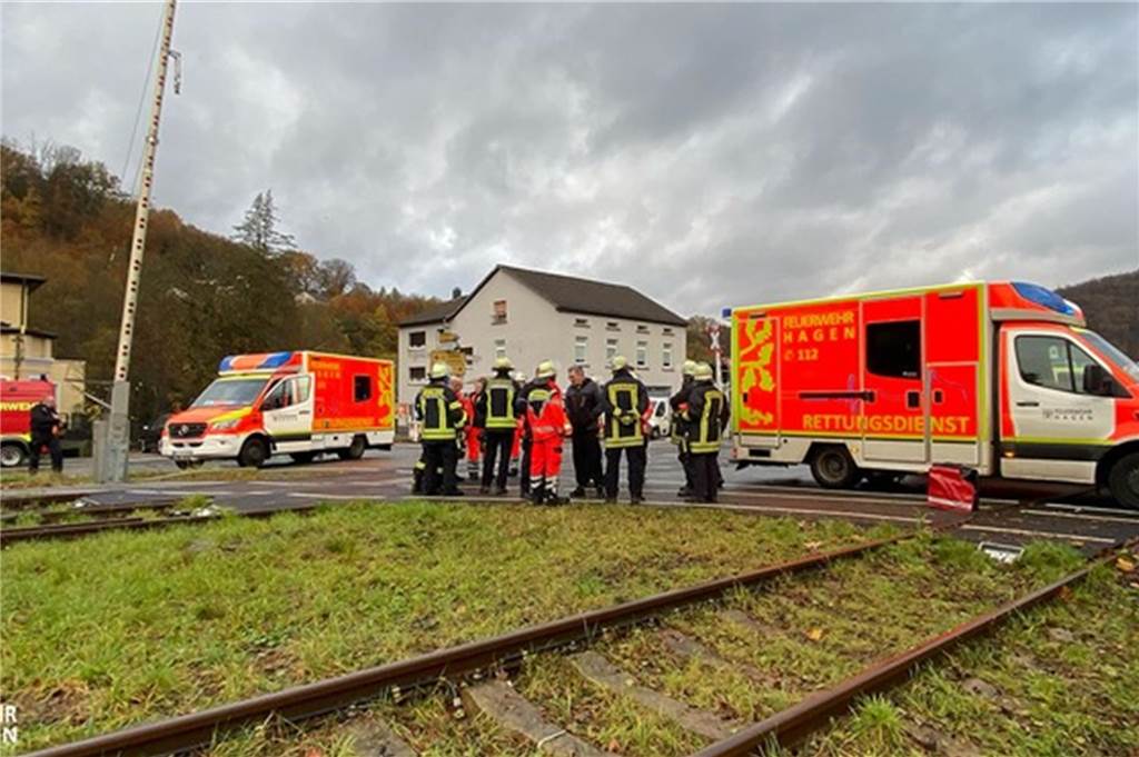 Einsatzkräfte und Fahrzeuge vor Ort
