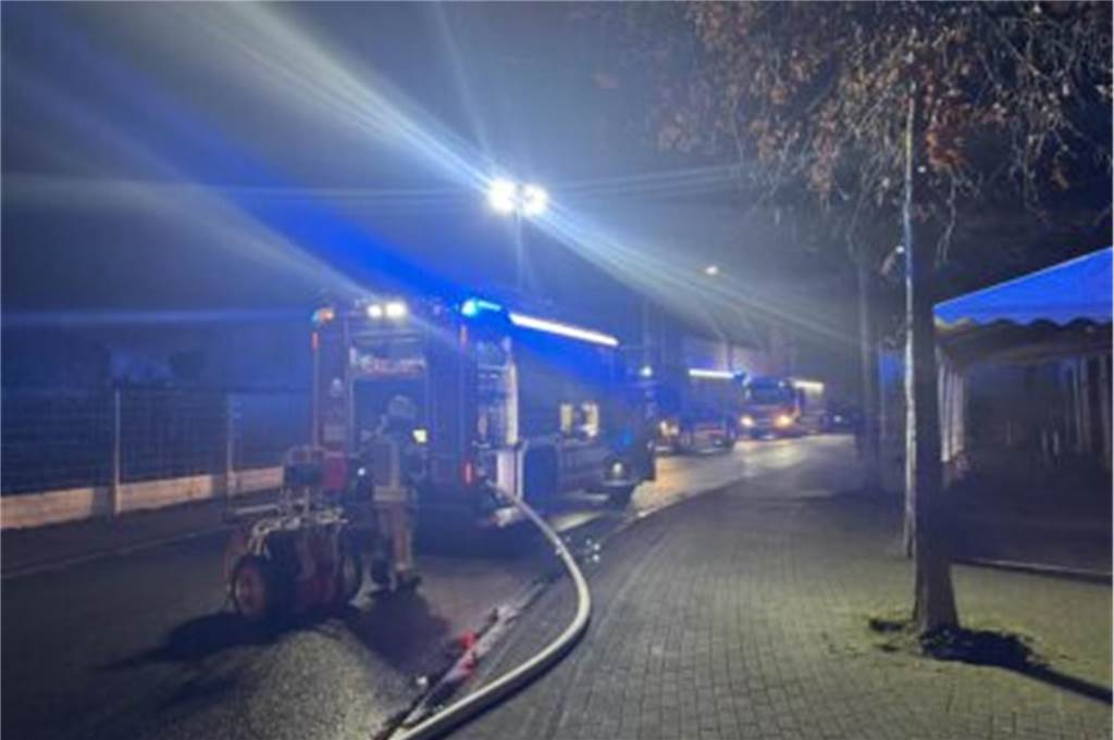 Feuerwehrautos stehen auf einer Straße 