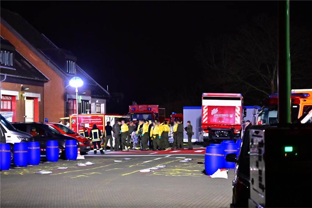 Die Einsatzkräfte von Polizei, Feuerwehr und mehrere Spezialeinheiten bauten auch auf dem Gelände der Feuerwache am Engelsburgplatz auf für den Spezialeinsatz wenige Kilometer weiter nördlich.