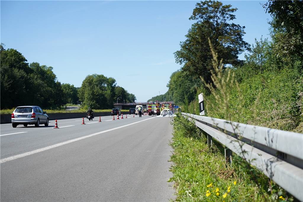 Die Einsatzkräfte vor Ort auf der A42.