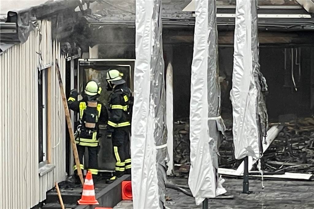 Die Einsatzkräfte vor Ort begehen das Clubhaus.