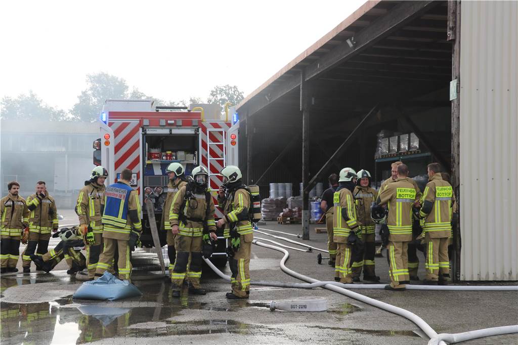 Die Einsatzkräfte warteten auf das Eintreffen des THW, um das Dach der Halle anzuheben.
