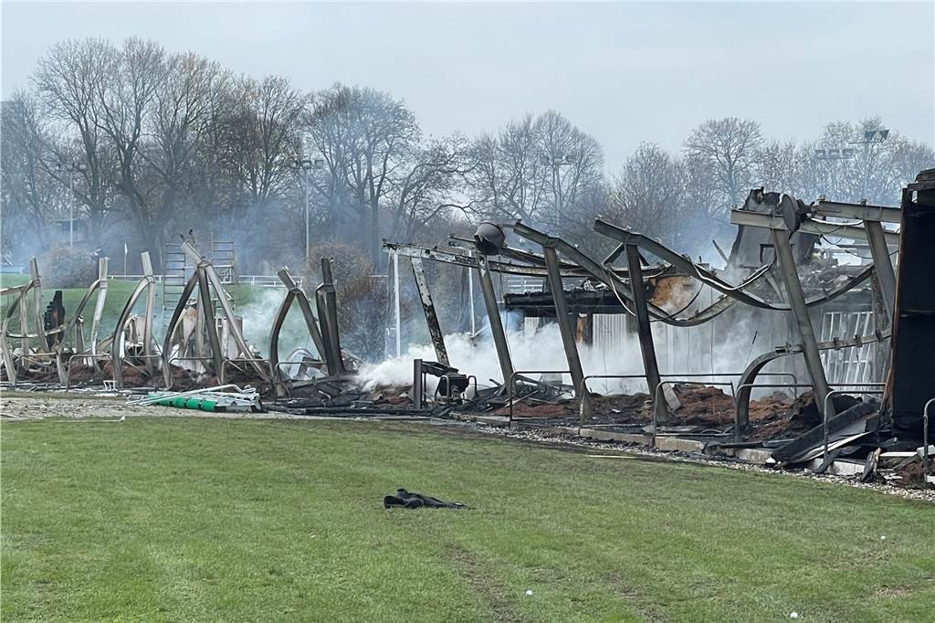 Die einst überdachte Driving Range ist zum großen Teil niedergebrannt.