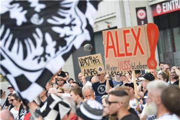Die Eintracht-Fans fordern: „Alex Meier muss bleiben!“ Foto: Arne Dedert
