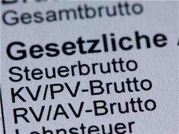 Die Einträge zur Krankenversicherung sind auf einer Gehaltsabrechnung zu sehen. Foto: Jens Büttner/Illustration