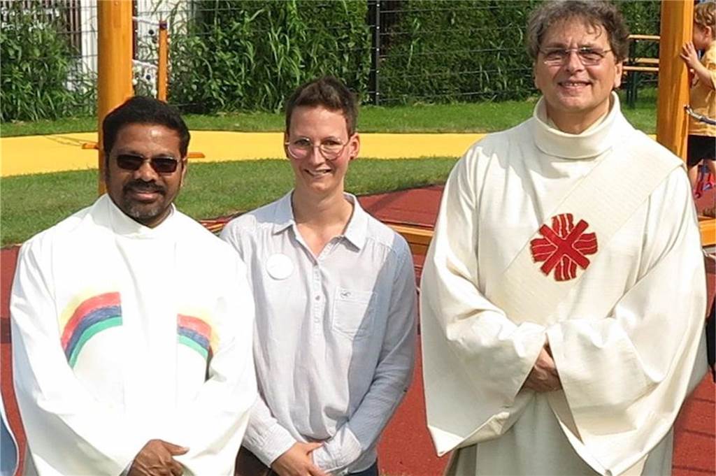 Die St. Paulus Kita in Schermbeck ist eröffnet Die Einweihung der von Rebecca Ester (Mitte) geleiteten KiTa St. Paulus übernahmen am Dienstag Pastor Xavier Muppala (l.) und Diakon Michael van Meerbeck (r.)