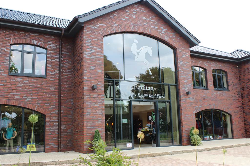 Vom Bungalow bis zur Villa: Acht Wohnhäuser zum Kaufen im Revier Die Einzelhandelsfläche wird in Unna zusammen mit zwei Wohnbungalows angeboten.