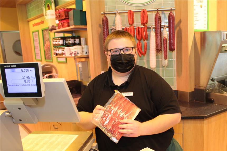 Die einzelnen Bereiche arbeiten Hand in Hand: Die Waren, die seine Kollegen in der Produktion hergestellt haben, verkauft Marko an die Kunden. Foto: Starb