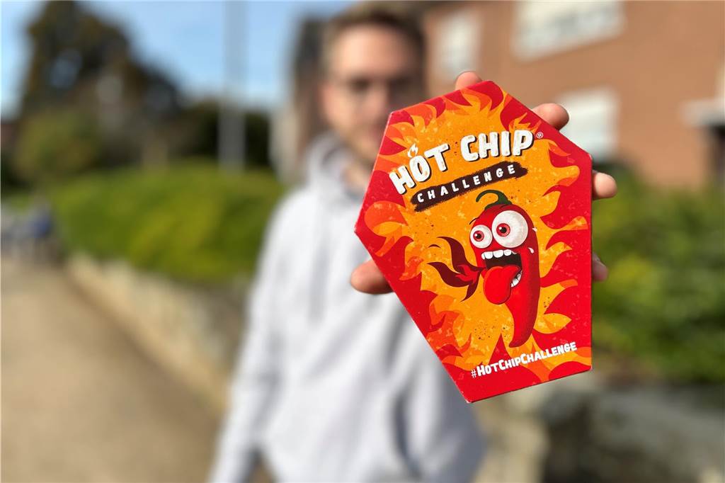 Hot-Chip-Challenge: Kreis, Stadt und Polizei warnen vor gefährlichem Trend Die Einzelpackung des Hot Chips kostet zehn Euro.
