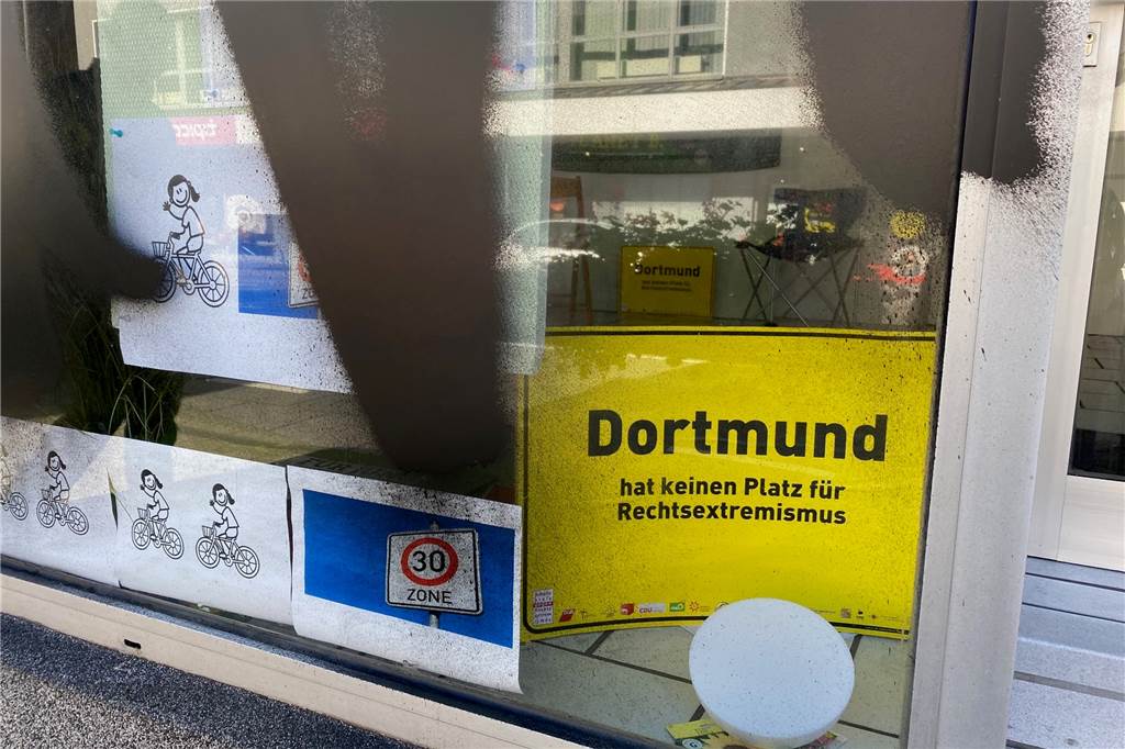 Schaufenster der Grünen beschmiert, „weil wir uns gegen Rechts stellen“ Die einzige Botschaft gegen Rechts, die noch halbwegs im Schaufenster zu sehen ist: ein gelbes Schild mit eindeutiger Aufschrift.