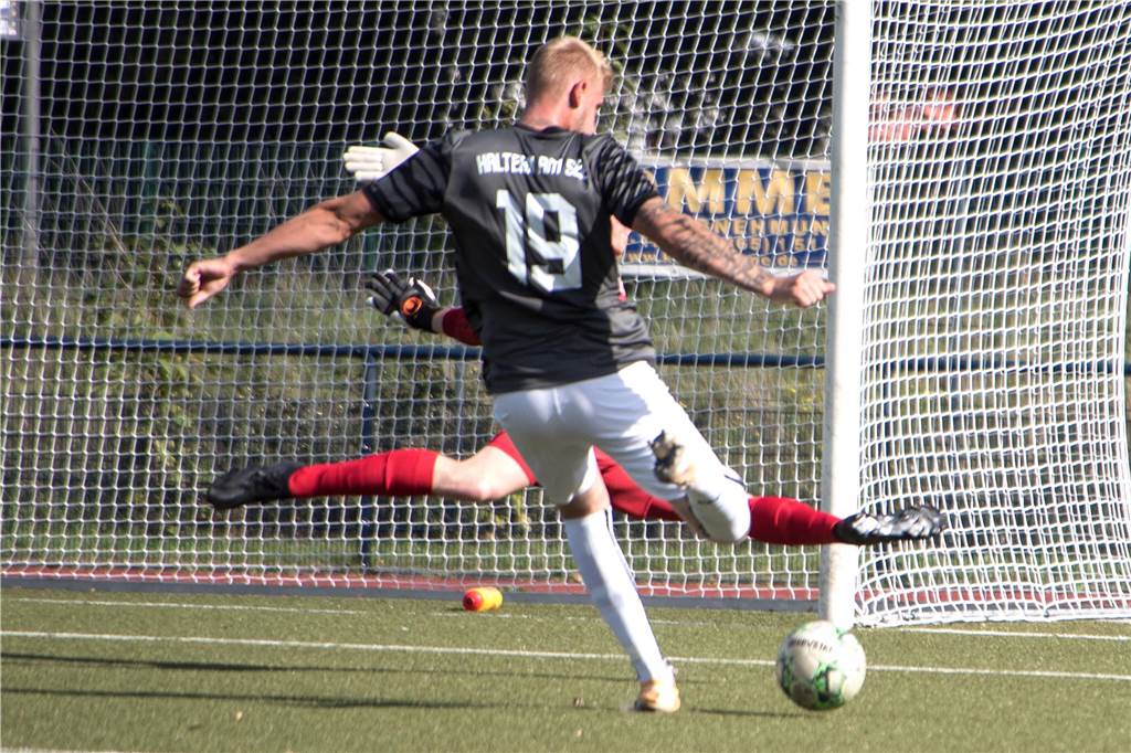 TuS Haltern II im Kellerduell ganz schwach: FC Marl II verballert bei 3:0-Sieg zahlreiche Chancen Die einzige Torchance für den TuS Haltern II: Julian Wloczik vergab jedoch.