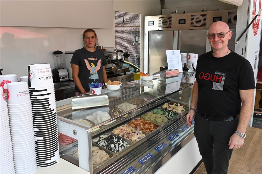 In Wulfen steht das wohl größte mobile Eis-Cafe Deutschlands Die Eis-Vitrine hält unterschiedliche Geschmacks-Variationen bereit.