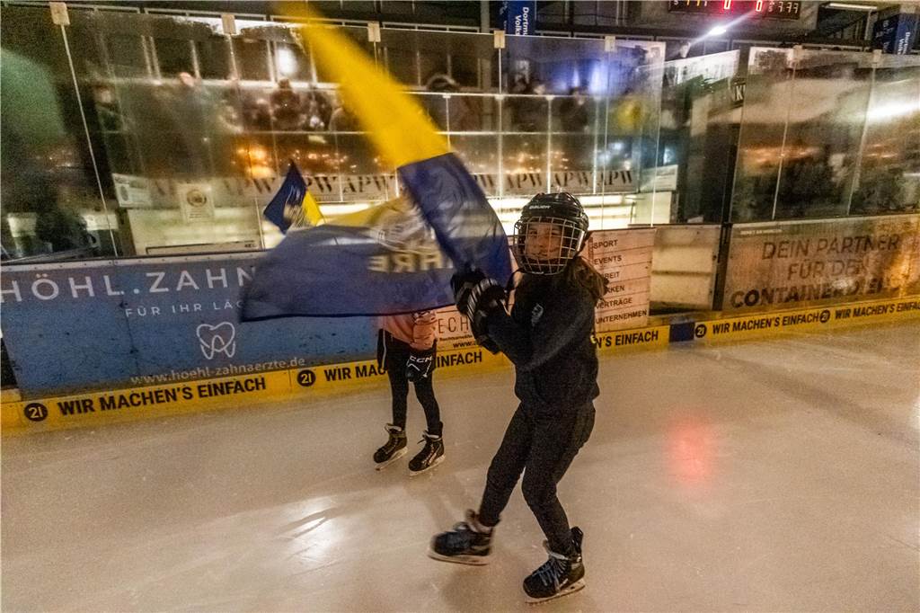 Die Eisadler Dortmund haben am Freitagabend den Neusser EV mit 14:1 besiegt.