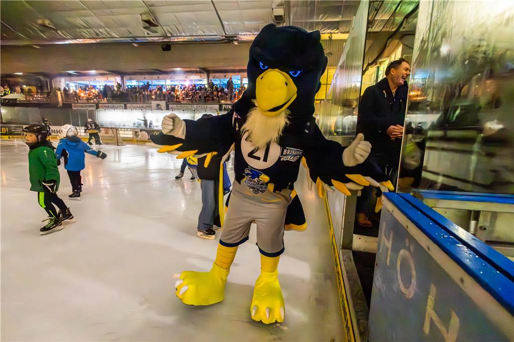 Die Eisadler Dortmund haben am Freitagabend den Neusser EV mit 14:1 besiegt.