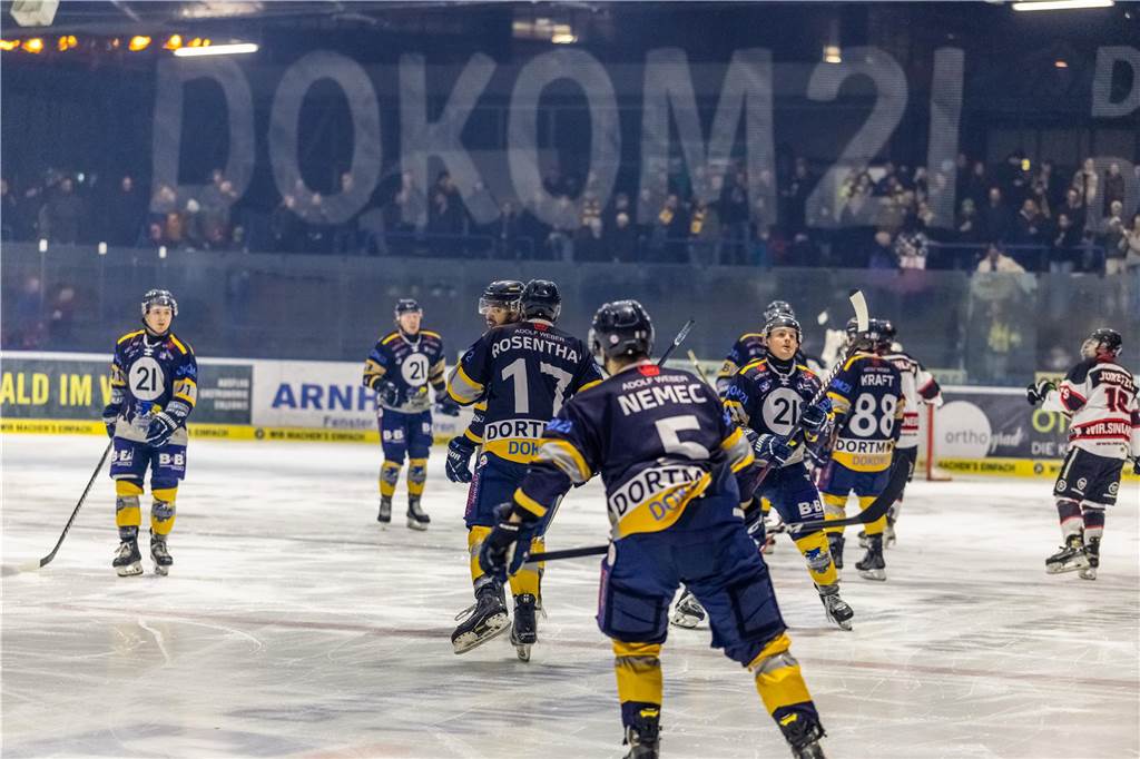 Die Eisadler Dortmund haben am Freitagabend den Neusser EV mit 14:1 besiegt.