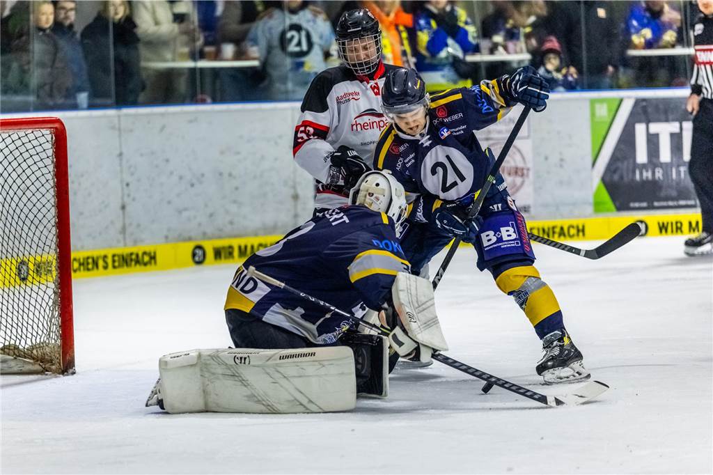 Die Eisadler Dortmund haben am Freitagabend den Neusser EV mit 14:1 besiegt.