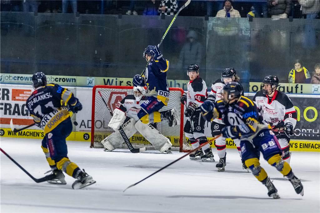 Die Eisadler Dortmund haben am Freitagabend den Neusser EV mit 14:1 besiegt.