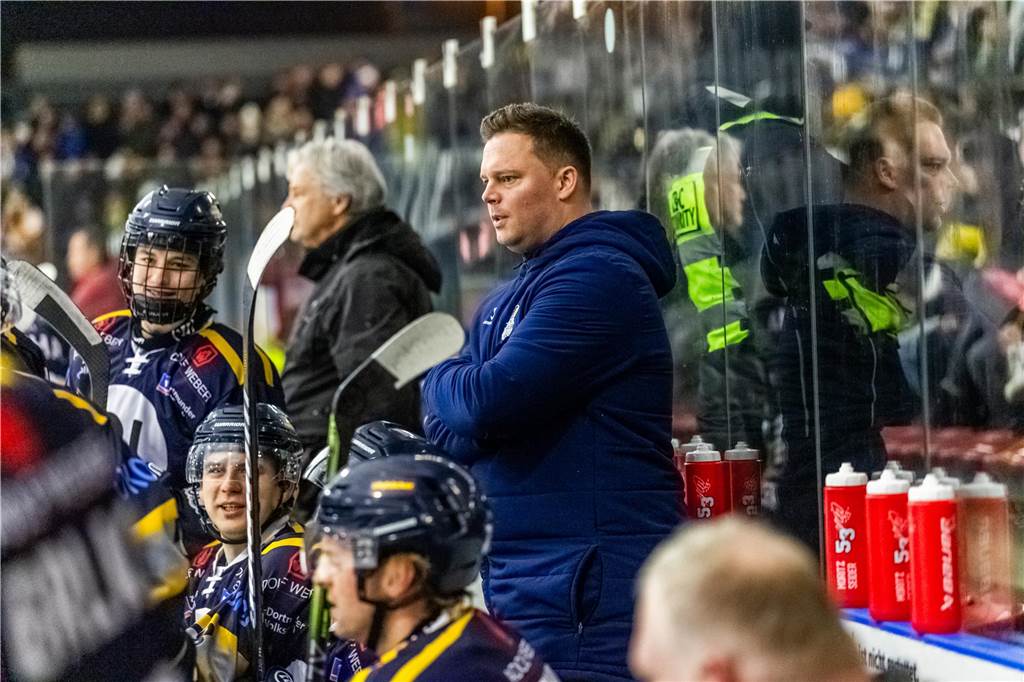 Die Eisadler Dortmund haben am Freitagabend den Neusser EV mit 14:1 besiegt.