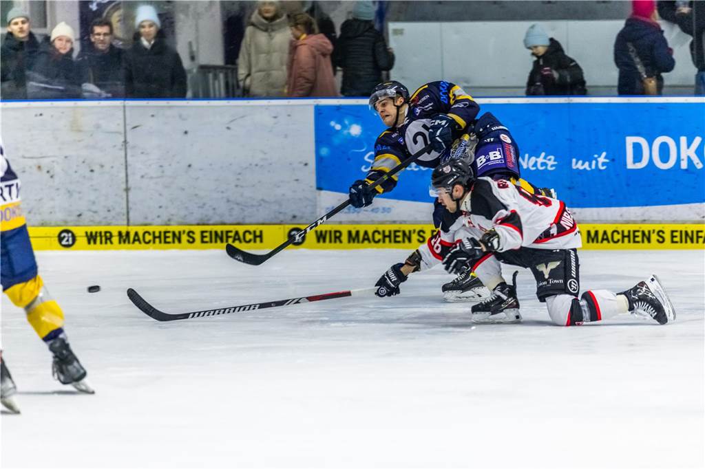 Die Eisadler Dortmund haben am Freitagabend den Neusser EV mit 14:1 besiegt.