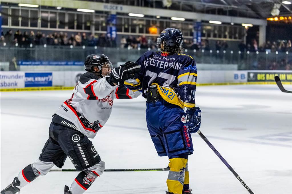 Die Eisadler Dortmund haben am Freitagabend den Neusser EV mit 14:1 besiegt.