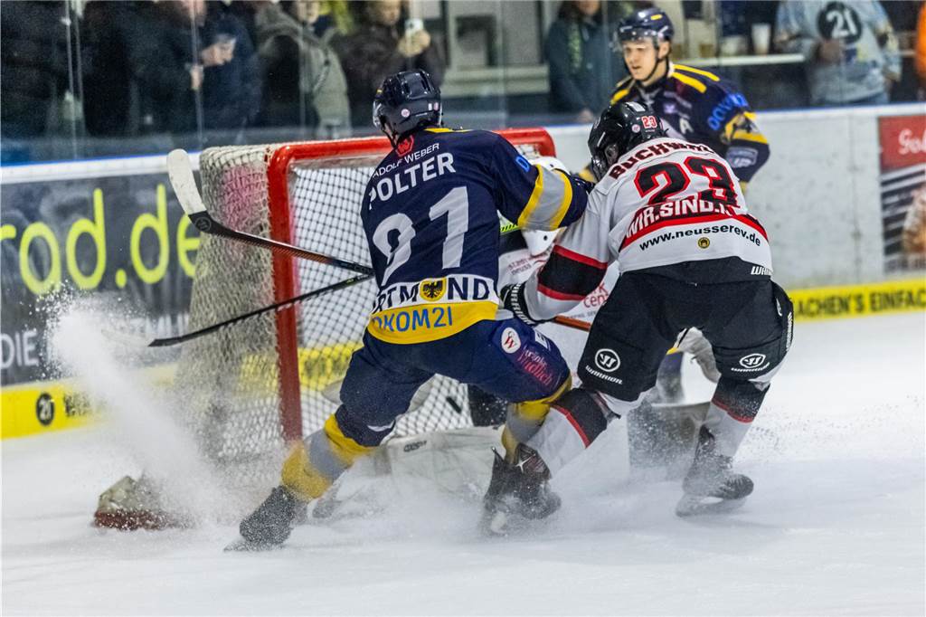 Die Eisadler Dortmund haben am Freitagabend den Neusser EV mit 14:1 besiegt.