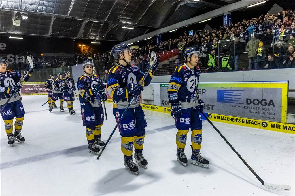 Die Eisadler Dortmund haben am Freitagabend den Neusser EV mit 14:1 besiegt.