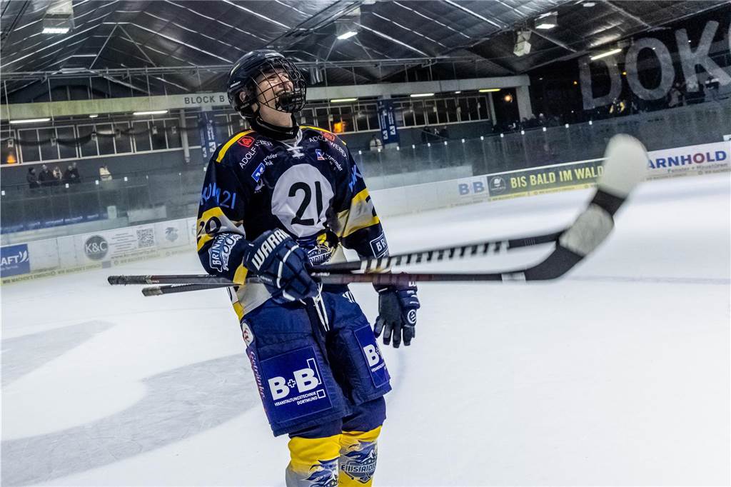 Die Eisadler Dortmund haben am Freitagabend den Neusser EV mit 14:1 besiegt.