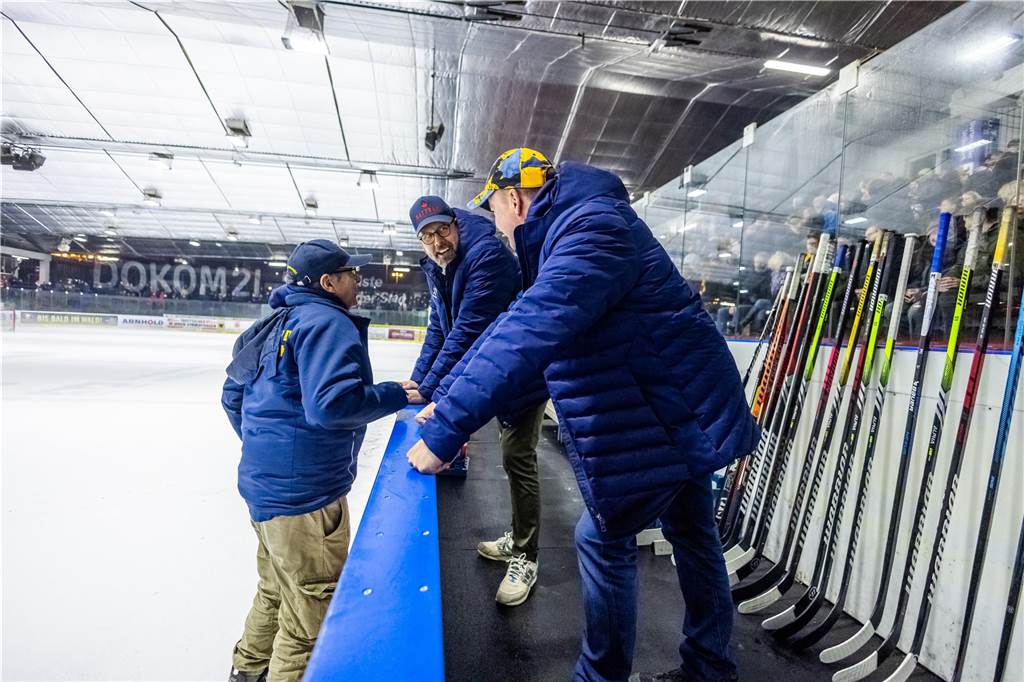 Die Eisadler Dortmund haben am Freitagabend den Neusser EV mit 14:1 besiegt.