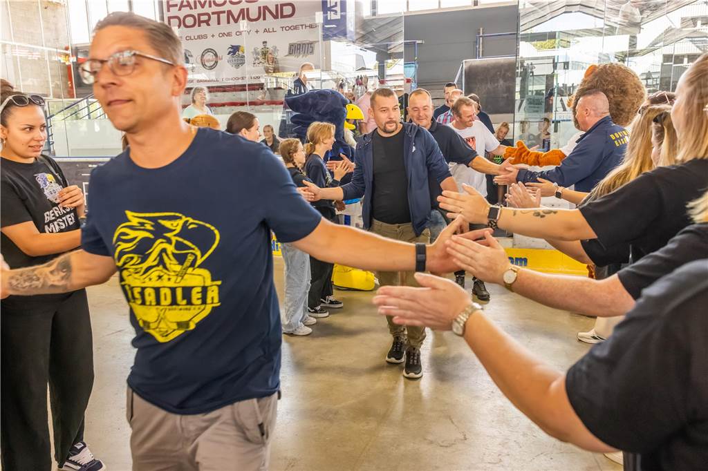 Die Eisadler Dortmund haben am Wochenende ihre Saisoneröffnung gefeiert.