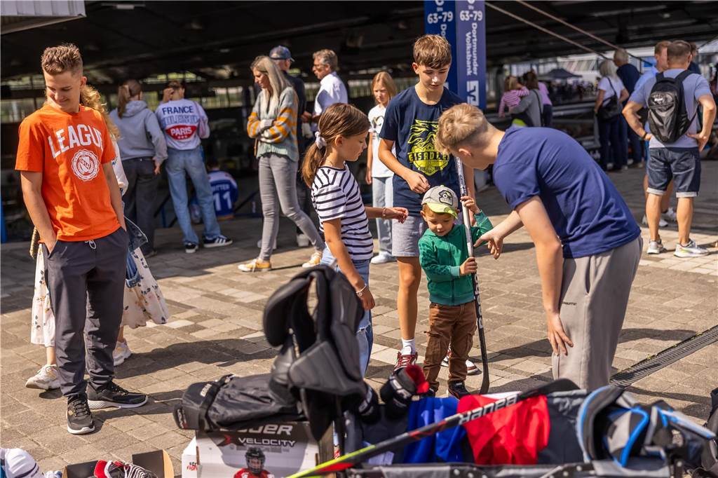 Die Eisadler Dortmund haben am Wochenende ihre Saisoneröffnung gefeiert.