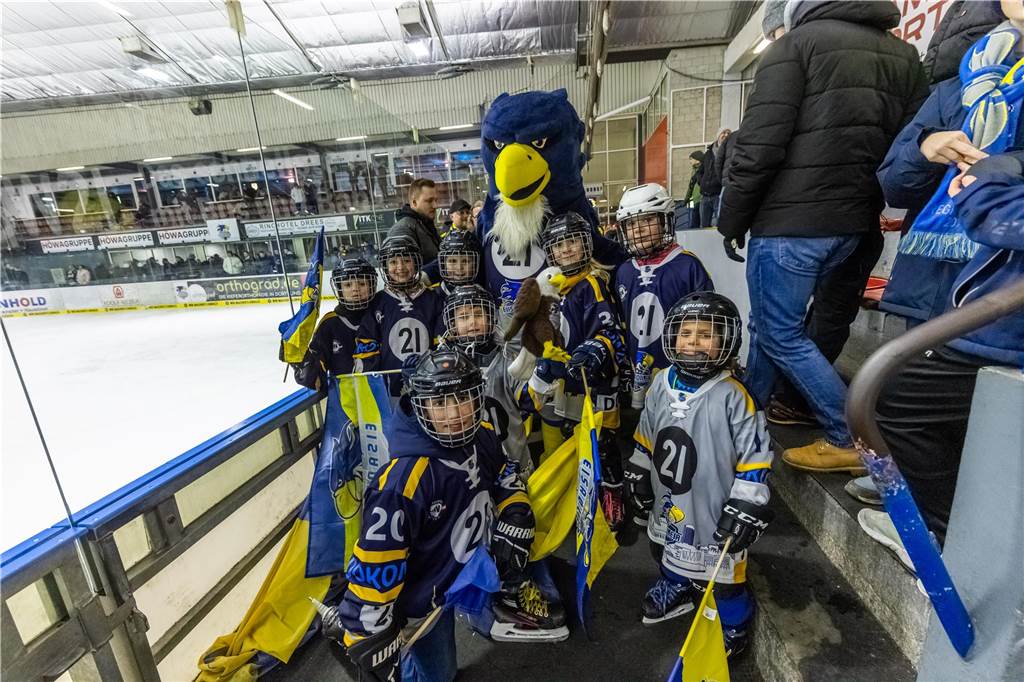 Die Eisadler Dortmund haben vor über 2000 Zuschauern am Freitagabend die Grefrather EG besiegt und starten mit Rückenwind aus 14 Siegen in Serie in die Playoffs.