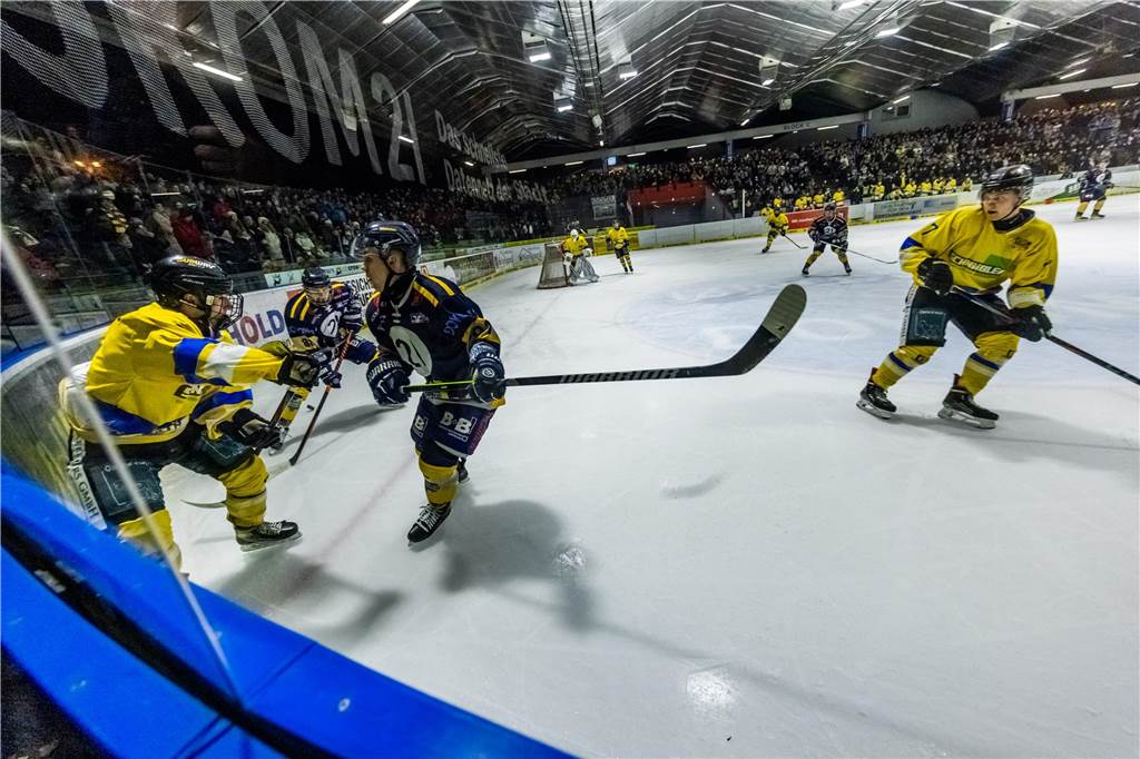 Die Eisadler Dortmund haben vor über 2000 Zuschauern am Freitagabend die Grefrather EG besiegt und starten mit Rückenwind aus 14 Siegen in Serie in die Playoffs.