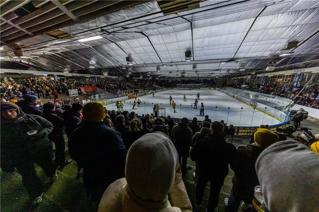 Die Eisadler Dortmund haben vor über 2000 Zuschauern am Freitagabend die Grefrather EG besiegt und starten mit Rückenwind aus 14 Siegen in Serie in die Playoffs.