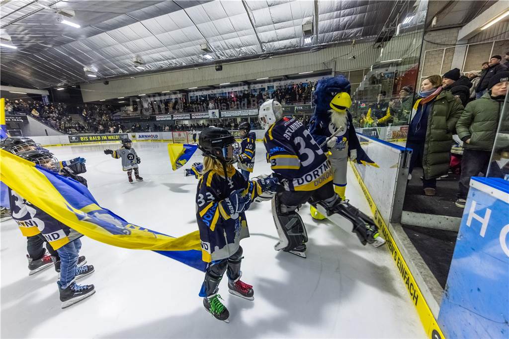 Die Eisadler Dortmund haben vor über 2000 Zuschauern am Freitagabend die Grefrather EG besiegt und starten mit Rückenwind aus 14 Siegen in Serie in die Playoffs.
